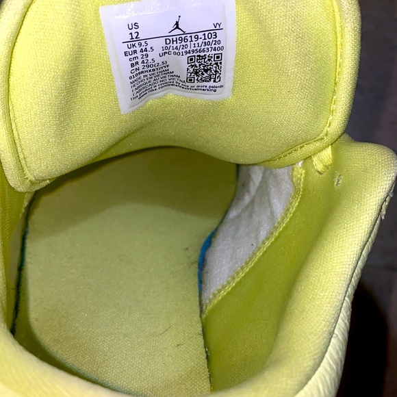 These are women's air jordan 1 low limelight. Size 12 in Women & 10.5 in MEN - Picture 6 of 8